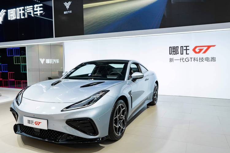 佛山92哪吒汽车在智能汽车领域的表现，领途汽车在新能源汽车市场中的影响力